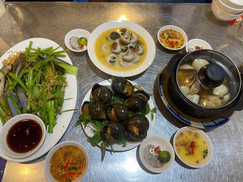 Ghé quán ốc ba chi nhánh của diễn viên Lê Khánh: Nên thử răng mực xào bơ, ốc len xào dừa - Ảnh 1. Ốc Khánh - Ảnh 1.