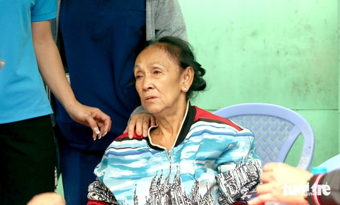 Người mẹ nạn nhân vụ cháy nhà quận 8: 'Thấy cháy mà tôi bất lực cô chú ơi' - Ảnh 1.