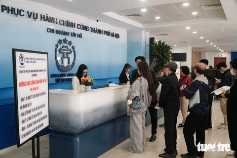 Người Hà Nội xếp hàng dài từ sáng chờ lấy phiếu thứ tự để xử lý thủ tục hành chính - Ảnh 2.