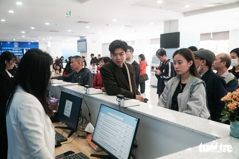 Người Hà Nội xếp hàng dài từ sáng chờ lấy phiếu thứ tự để xử lý thủ tục hành chính - Ảnh 4.