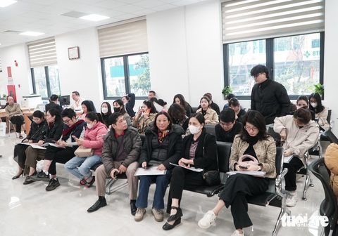Người Hà Nội xếp hàng dài từ sáng chờ lấy phiếu thứ tự để xử lý thủ tục hành chính - Ảnh 5.