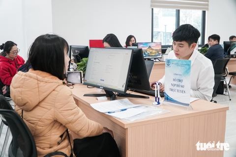 Người Hà Nội xếp hàng dài từ sáng chờ lấy phiếu thứ tự để xử lý thủ tục hành chính - Ảnh 7.