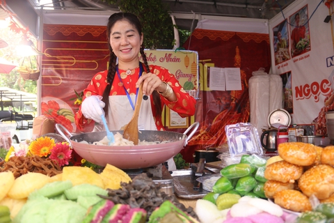 Vô Thảo cầm viên ăn đủ món ngon 3 miền - Ảnh 1.