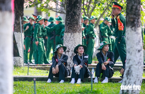 Giọt mồ hôi và nụ cười của những bóng hồng thao dượt diễu binh 50 năm thống nhất đất nước - Ảnh 13.