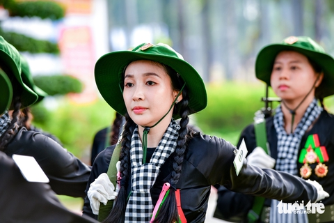 Giọt mồ hôi và nụ cười của những bóng hồng thao dượt diễu binh 50 năm thống nhất đất nước - Ảnh 18.