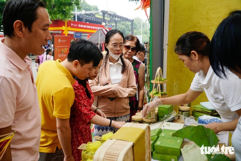 Ăn bánh cuốn, nem chua, cốm vòng ở Lễ hội quà tặng du lịch Hà Nội - Ảnh 1. hà nội - Ảnh 1.
