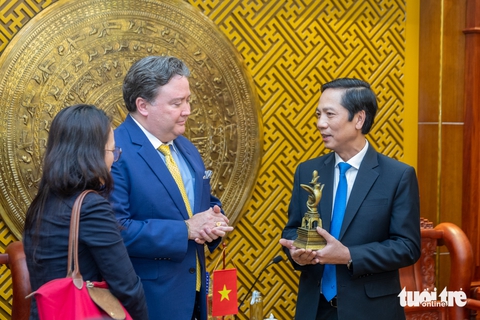 Đại sứ Mỹ khẳng định đang đề xuất cấp thêm ngân sách cho rà phá bom mìn tại Việt Nam - Ảnh 1.