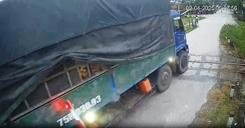 Thót tim cảnh xe tải ở Huế tông gãy gác chắn, lao qua đường sắt khi tàu hỏa đang đi tới - Ảnh 1.
