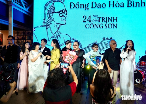 Khán giả đội mưa, hát Nối vòng tay lớn trong đêm nhạc tưởng nhớ nhạc sĩ Trịnh Công Sơn - Ảnh 1. Đội mưa cùng Trần Mạnh Tuấn, Hồng Nhung, Quang Dũng trong đêm nhạc tưởng nhớ Trịnh Công Sơn - Ảnh 1.