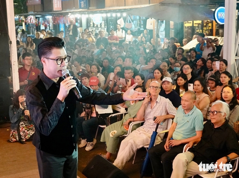 Khán giả đội mưa, hát Nối vòng tay lớn trong đêm nhạc tưởng nhớ nhạc sĩ Trịnh Công Sơn - Ảnh 8. Trịnh Công Sơn - Ảnh 7.