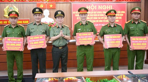 Bộ trưởng Bộ Công an thưởng đột xuất các đơn vị phá án vụ chồng giết vợ, phi tang xác - Ảnh 1.