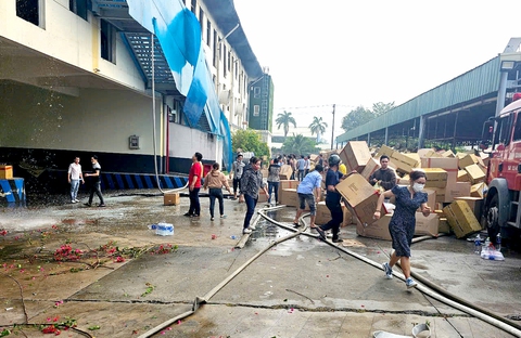 Cháy lớn trong Khu công nghiệp Tân Hương - Ảnh 3.