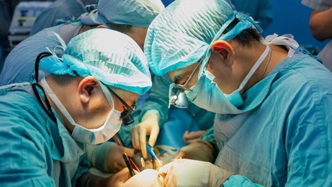 Bé gái mắc bệnh hiếm gặp, tự làm tổn thương mình, không nhận được người nhà... - Ảnh 1.