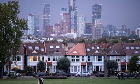 Giá nhà tại Anh chững lại trong tháng 3 khi London gặp khó khăn - Ảnh 1.