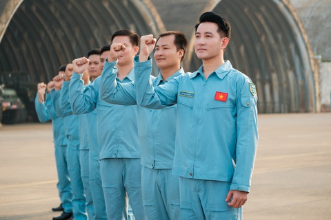 Nguyễn Phi Hùng hóa thân thành người chiến sĩ không quân - Ảnh 1. Nguyễn Phi Hùng - Ảnh 1.