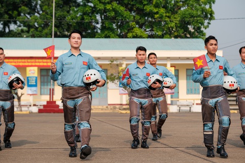 Nguyễn Phi Hùng hóa thân thành người chiến sĩ không quân - Ảnh 9. Nguyễn Phi Hùng - Ảnh 9.