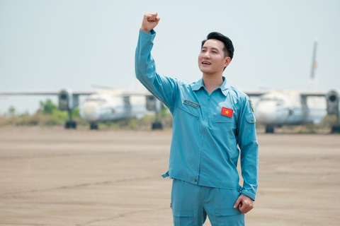 Nguyễn Phi Hùng hóa thân thành người chiến sĩ không quân - Ảnh 4. Nguyễn Phi Hùng - Ảnh 4.