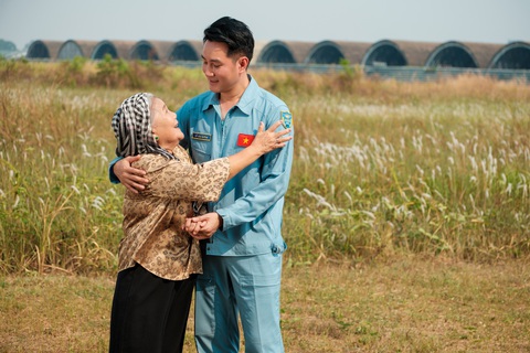 Nguyễn Phi Hùng hóa thân thành người chiến sĩ không quân - Ảnh 7. Nguyễn Phi Hùng - Ảnh 7.