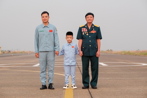 Nguyễn Phi Hùng hóa thân thành người chiến sĩ không quân - Ảnh 8. Nguyễn Phi Hùng hóa thân thành người chiến sĩ không quân - Ảnh 8.