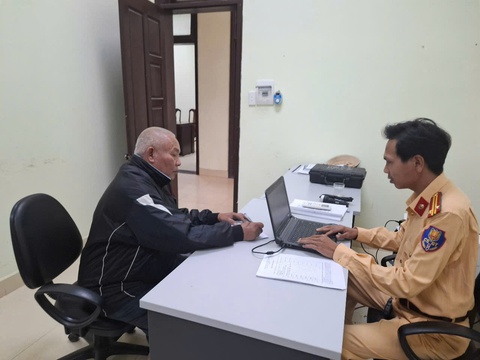 Thót tim cảnh xe tải ở Huế tông gãy gác chắn, lao qua đường sắt khi tàu hỏa đang đi tới - Ảnh 3.