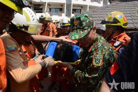 Vỡ òa, thanh niên 26 tuổi sống sót sau trận động đất được bộ đội Việt Nam và các nước giải cứu - Ảnh 3.