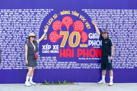 Xe điện xếp hình hoa phượng kỷ niệm 70 năm giải phóng Hải Phòng - Ảnh 2.
