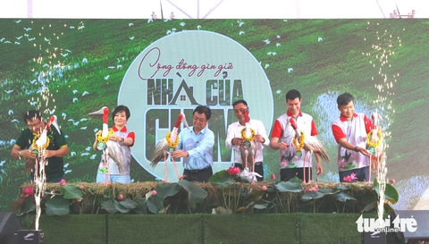 Đồng Tháp nhận và đặt tên 6 con sếu đầu đỏ tại Vườn quốc gia Tràm Chim - Ảnh 1.