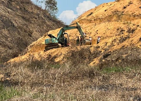 Đi trồng sầu riêng, người đàn ông trượt chân rơi xuống ta luy, bị xe múc cán chết - Ảnh 1.
