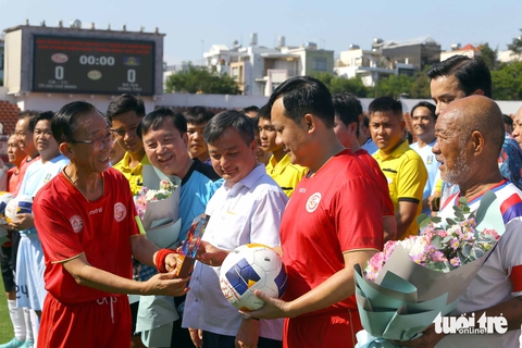 Giải bóng đá 'đặc biệt' mừng 50 năm thống nhất đất nước, 4 đội tham gia đều nhận cúp - Ảnh 1.