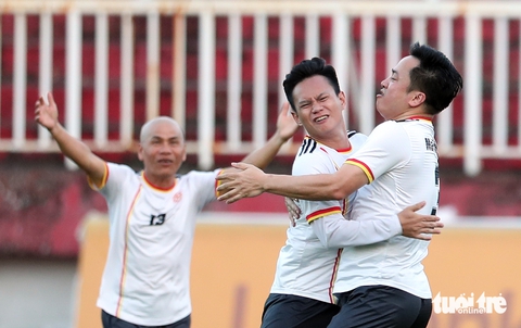 Giải bóng đá 'đặc biệt' mừng 50 năm thống nhất đất nước, 4 đội tham gia đều nhận cúp - Ảnh 8.