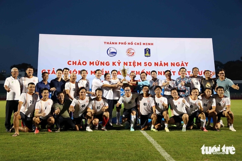 Giải bóng đá 'đặc biệt' mừng 50 năm thống nhất đất nước, 4 đội tham gia đều nhận cúp - Ảnh 9.