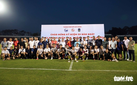 Giải bóng đá 'đặc biệt' mừng 50 năm thống nhất đất nước, 4 đội tham gia đều nhận cúp - Ảnh 10.