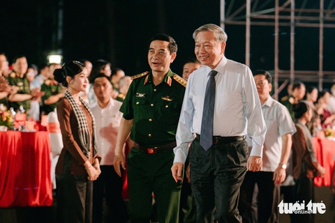 Tổng bí thư Tô Lâm dự chương trình nghệ thuật 'Đất nước trọn niềm vui' tại Hội trường Thống Nhất - Ảnh 2. Tổng Bí thư Tô Lâm dự chương trình nghệ thuật 'Đất nước trọn niềm vui' tại Hội trường Thống Nhất - Ảnh 1.