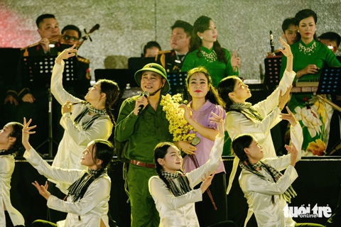 Tổng bí thư Tô Lâm dự chương trình nghệ thuật 'Đất nước trọn niềm vui' tại Hội trường Thống Nhất - Ảnh 6. Tổng Bí thư Tô Lâm dự chương trình nghệ thuật 'Đất nước trọn niềm vui' tại Hội trường Thống Nhất - Ảnh 9.