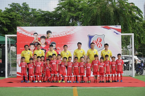 Thành Chung, Hai Long, Tuấn Hải truyền cảm hứng cho các cầu thủ nhí TP.HCM - Ảnh 1.