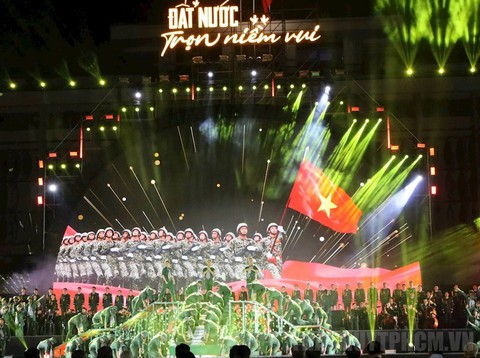 Tổng Bí thư Tô Lâm dự chương trình nghệ thuật 'Đất nước trọn niềm vui' tại Hội trường Thống Nhất - Ảnh 8.