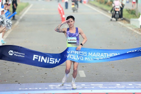 Nguyễn Trung Cường vô địch 4 giải marathon liên tiếp, Văn Lai tiếp tục thắng Kiptoo - Ảnh 1. Nguyễn Trung Cường vô địch 4 giải bán marathon liên tiếp - Ảnh 1.