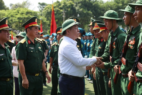 Trưởng Ban Tuyên giáo và Dân vận Trung ương thăm các khối tham gia diễu binh, diễu hành - Ảnh 1.