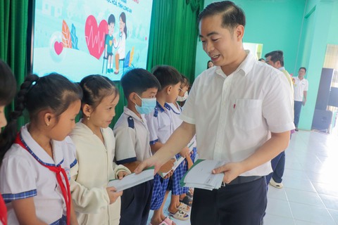 Khám tim miễn phí, trao học bổng cho 1.000 trẻ em tại Long An - Ảnh 2.