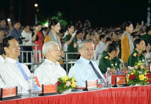 Tổng bí thư Tô Lâm dự chương trình nghệ thuật 'Đất nước trọn niềm vui' tại Hội trường Thống Nhất - Ảnh 1. Tổng Bí thư Tô Lâm dự chương trình nghệ thuật 'Đất nước trọn niềm vui' tại Hội trường Thống Nhất - Ảnh 3.
