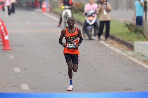 Nguyễn Trung Cường vô địch 4 giải marathon liên tiếp, Văn Lai tiếp tục thắng Kiptoo - Ảnh 5. Nguyễn Trung Cường - Ảnh 3.