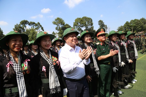Trưởng Ban Tuyên giáo và Dân vận Trung ương thăm các khối tham gia diễu binh, diễu hành - Ảnh 2.