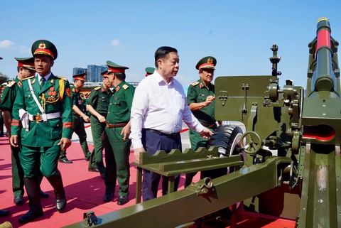 Trưởng Ban Tuyên giáo và Dân vận Trung ương thăm các khối tham gia diễu binh, diễu hành - Ảnh 3.