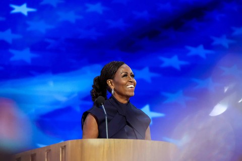 Michelle Obama: Thế giới vẫn tươi đẹp và đầy đau thương - Ảnh 1. Cuốn sách thứ hai của bà Michelle Obama, top 100 sách phải đọc năm 2022 mà Time chọn - Ảnh 1.
