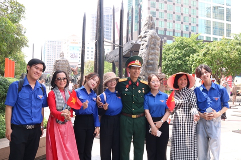 Hàng trăm du khách đến phố đi bộ Nguyễn Huệ xem bãi cọc Bạch Đằng và mô hình xe tăng treo ngược - Ảnh 2.