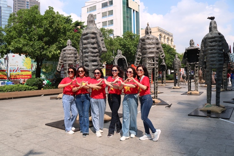Hàng trăm du khách đến phố đi bộ Nguyễn Huệ xem bãi cọc Bạch Đằng và mô hình xe tăng treo ngược - Ảnh 4.