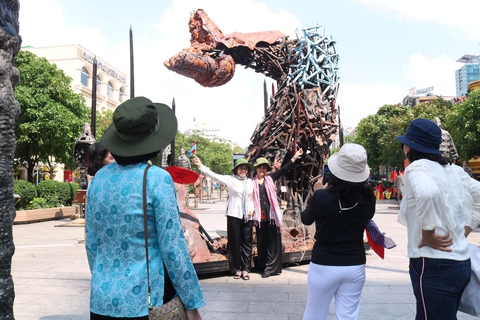 Hàng trăm du khách đến phố đi bộ Nguyễn Huệ xem bãi cọc Bạch Đằng và mô hình xe tăng treo ngược - Ảnh 1.