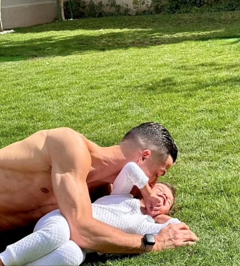 Fan ‘tan chảy’ với khoảnh khắc Ronaldo dịu dàng bên con gái - Ảnh 1.
