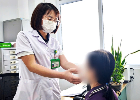 Ký sinh trùng dài gần 10cm ‘trú ẩn’ trong mắt - Ảnh 1. ký sinh trùng - Ảnh 1.