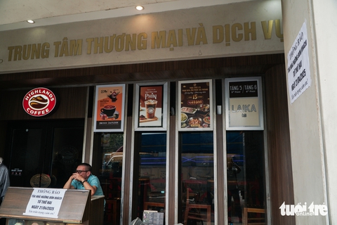 Tất bật chuyển đồ đạc ra khỏi tòa Hàm cá mập để chuẩn bị phá dỡ - Ảnh 2.